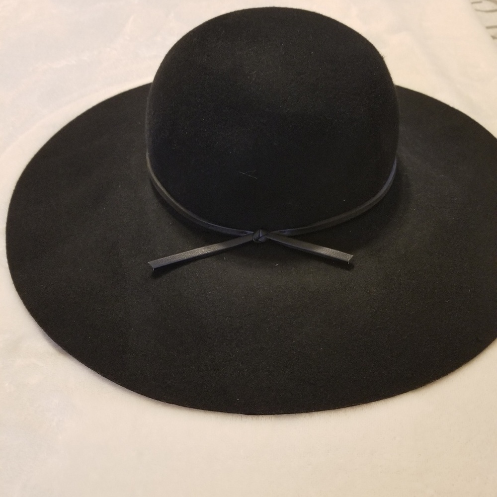 Wide brimmed hat